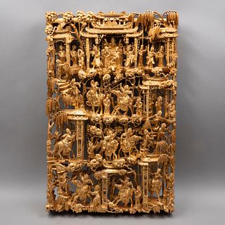 PANEL. CHINA, 1RA MITAD DEL SXX. Elaborado en madera dorada, decoración calada con escenas de guerreros y figuras vegetales. 77 x 50 cm