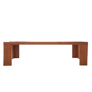 Mesa de centro. SXX. Elaborada en madera. Cubierta rectangular de vidrio biselado y soportes lisos. Decorada con motivos orgánicos.