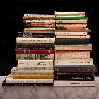 Caja de libros en francés. Honoré de Balzac. La Comédie Humaine / La France Imaginée / Le Temps des Peuples. Piezas: 49.