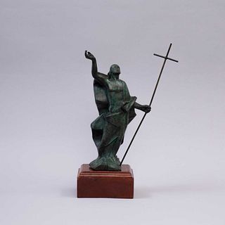 CRISTO RESUCITADO. SXX. Elaborado en bronce, patinado en color verde. Con base de madera. Altura máxima: 34 cm.