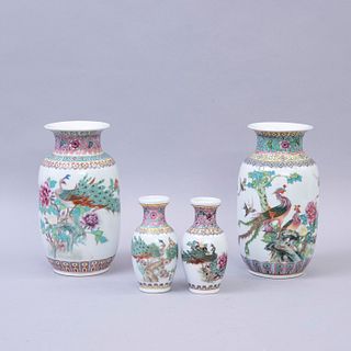 Lote de 4 jarrones. China Siglo XX. Elaborado en semi porcelana. Con sinogramas. Decorados con elementos vegetales, floral...