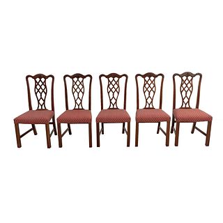 Lote de 5 sillas. SXX. Estilo Jorge III. Elaboradas en madera. Con respaldos semiabiertos, asientos en tapicería color bermell