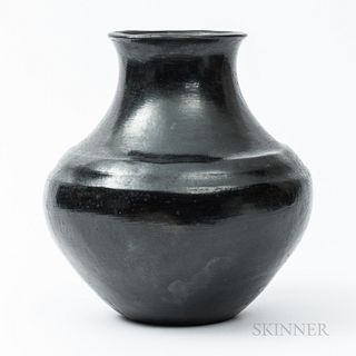 Large Southwest Polished Blackware Pottery Jar