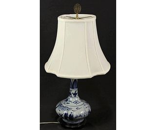 ANTIQUE CHINESE BLUE AND WHITE PORCELAIN LAMP