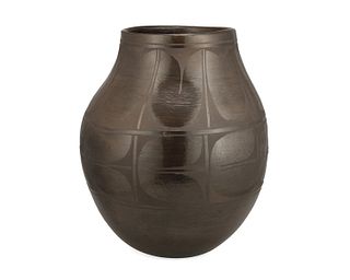 A Rafaelita Aguilar Santo Domingo Pueblo pottery vessel