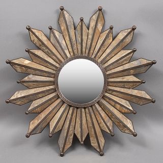 ESPEJO . MÉXICO, AÑOS 70 Estructura de latón patinado. Diseño a manera de resplandor con rayos de espejo y luna circular.