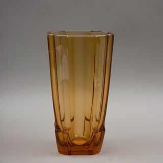 FLORERO. CHECOSLOVAQUIA, AÑOS 60. Elaborado en cristal de BOHEMIA color ambar. Diseños facetados. 25 cm altura.