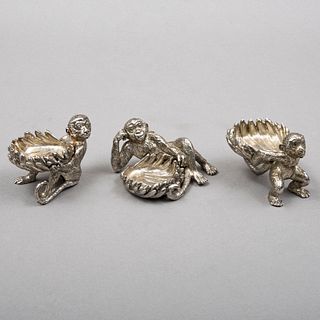 ARTHUR COURT. EE.UU. AÑOS 2000. LOTE DE 3 DEPOSITOS. Elaborados en metal plateado. Diseño a manera de monos con conchas.