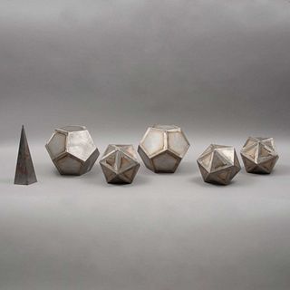 FIGURAS GEOMÉTRICAS. AÑOS 70. Elaboradas en acero. Detalles pulidos. Consta de 2 dodecaedros, 3 icosaedros y pirámide triang...