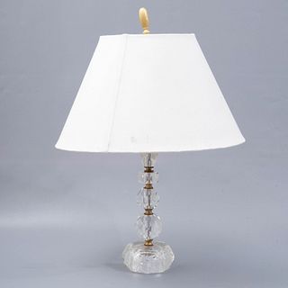 Lámpara de mesa. Años 50. Para una luz. Elaborada en metal dorado y cristal. Con pantalla de tela color blanco.