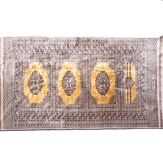 TAPETE. ORIGEN ORIENTAL, SXX. Estilo BOUKHARA. Elaborado en fibras de lana y algodón con ensedado artificial. 200 x 128 cm