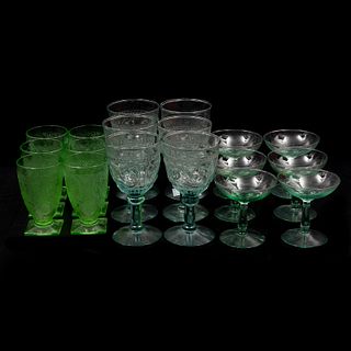 JUEGO DE COPAS. SIGLO XX. Elaboradas en cristal y vidrio prensado. Algunas en color verde. 3 tamaños y modelos diferentes. Pzas: 18.