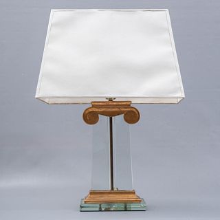 Lámpara de mesa. SXX. Diseño de columna jónica. Para una luz. Elaborada en vidrio biselado. y madera dorada. Con pantalla.