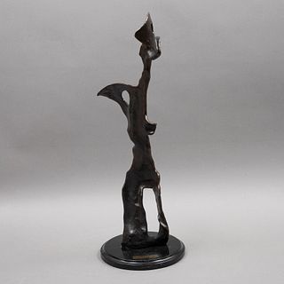 HANA POZEILOV (Israel, Siglo XX).  I.D.A. Firmada.  Escultura en bronce sobre base circular de mármol color negro. Con placa...
