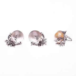 Anillo y par de aretes con dos medias perlas, diamantes y simulante en plata paladio. 2 medias perlas cultivadas color blanco de 1...
