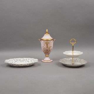LOTE DE PLATOS DE SERVICIO SIGLO XX. Elaborados en porcelana, metal dorado  y vidrio lechoso en color rosa. Sellados Oscar de...