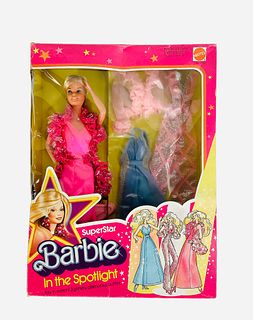 Super Star Barbie In The Spotlight with mix 'n match 3 glittery glamorous outfits with accessories. Barbie's box does have some issues, The SuperStar 