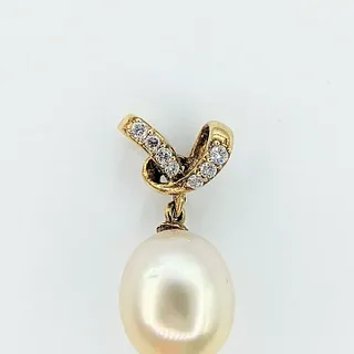 Beautiful Cultured Pearl & Diamond Pendant - 18K Gold