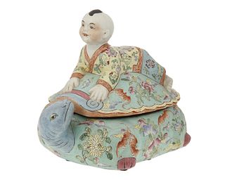 A Chinese famille rose porcelain turtle box