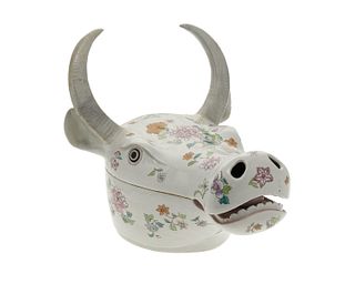 A Chinese porcelain bull's head box