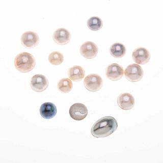 Diez y ocho medias perlas cultivadas distintos tonos y calidades. Peso: 47.7 g.