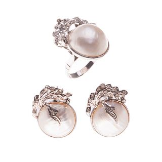 Anillo y par de aretes vintage con medias perlas y diamantes en plata paladio. 3 medias perlas cultivadas color blanco de 18 mm.<R...