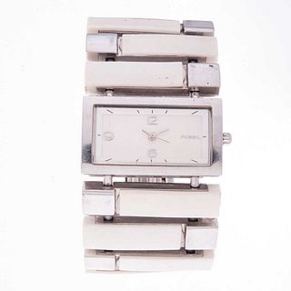 Reloj Fossil. Caja rectangular en acero de 35 x 20 mm. Carátula color blanco con índices de números arábigos. Pulso acero y ce...