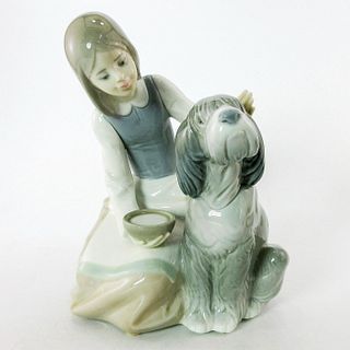 Chow Time 1001334 - Lladro Porcelain Figurine