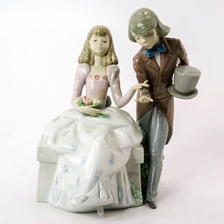 Courting Time 1005409 - Lladro Porcelain Figurine
