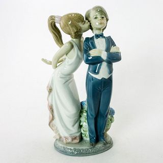 Let's Make Up 1005555 - Lladro Porcelain Figurine