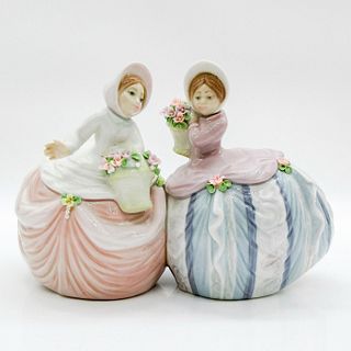 Petite Pair 1005384 - Lladro Porcelain Figurine