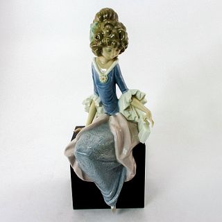 Princess Sitting 1001381 - Lladro Porcelain Figurine