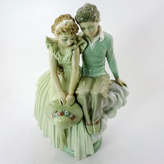 Young Love 1001409 LTD - Lladro Porcelain Figurine