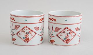 PAIR OF MODERN PORCELAIN CACHEPOTS IN THE JAPANESE IMARI PALETTE, RETAILED BY TIFFANY & CO.