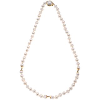 COLLAR DE PERLAS CULTIVADAS Y ORO AMARILLO DE 18K. Una media perla y perlas cultivadas color blanco. Peso 51.3 g