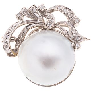 BROCHE CON MEDIA PERLA Y DIAMANTES EN PLATA PALADIO. Una media perla blanca y diamantes corte 8x8 ~0.10 ct
