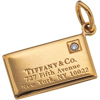 PENDIENTE CON DIAMANTE EN ORO AMARILLO DE 18K DE LA FIRMA TIFFANY & CO. Un diamante corte brillante ~0.02 ct. Peso: 4.2 g.