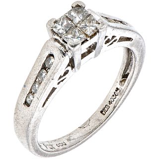 ANILLO CON DIAMANTES EN PLATINO. Diamantes corte princess y brillante ~0.40 ct. Peso: 6.5 g. Talla: 6 ¾