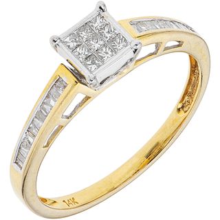 ANILLO CON DIAMANTES EN ORO AMARILLO DE 14K. Diamantes corte princess ~0.07 ct y diamantes corte baguette trapezoide ~0.20 ct