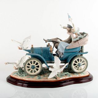 Car in Trouble 1011375 - Lladro Porcelain Figurine