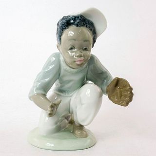 I've Got It 1005827 - Lladro Porcelain Figurine