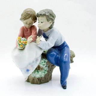 Just a Little Kiss 1005701 - Lladro Porcelain Figurine