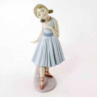 Taking a Bow 1005095 - Lladro Porcelain Figurine