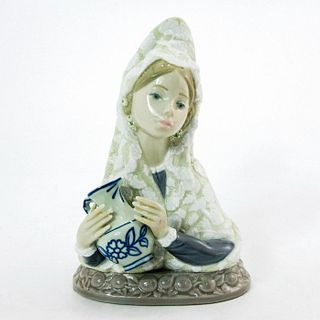 Valencian Beauty 1005670 - Lladro Porcelain Figurine