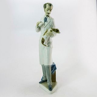 Veterinarian 1004825 - Lladro Porcelain Figurine
