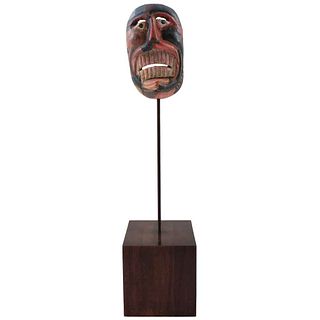 GERMÁN CUETO, Máscara, Firmada y fechada 50, Escultura tallada en madera y policromada, 73 x 17 x 17 cm medidas totales, Con constancia