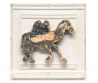 Virnich, Thomas Blaues Kamel. (Ende 1980). Schaumstoff glasiert und farbig übermalt. 40,7 x 45,6 cm (Rahmenmaß). Verso signiert und mit weiterer Angab