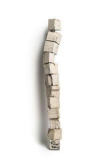 Virnich, Thomas Unendliche Säule. 1984. 12 Holzwürfel mittels Draht und Blei zu einer Säule zusammengefasst. Ca. 73 x 6 x 6 cm. Signiert, datiert u. n