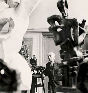Wehrmann, Erhard Ossip Zadkine in seinem Atelier in der Ecóle. 1962. Vintage Silbergelatineabzug auf Photopapier. 18,2 x 17,7 cm. Mit Photographen-Prä