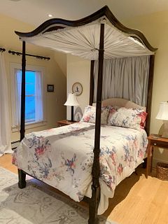 ENGLISH FOUR-POSTER BED WITH CANOPY
